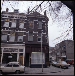 76665 Zicht op enkele panden met bovenwoningen aan het Noordplein, ter hoogte van huisnummers 233-241, met rechts de ...