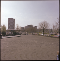 76877 Zicht op het Oostplein, met rechts het Havenziekenhuis, in het midden een tankstation van Shell en links op de ...