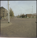 76885 Zicht op het Oostplein, met op de achtergrond de Boezemweg, in het midden de trambaan en rechts kerkgebouw 'Het ...