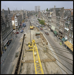 77233 Werkzaamheden voor de aanleg van de metrobouw bij de Schiedamseweg. Op de achtergrond twee torens van Europoint ...