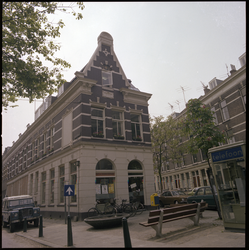 77253 Zicht op woningen in de Gaffelstraat in het Oude Westen. Rechts een klein pleintje met bankjes, een plantenbak en ...