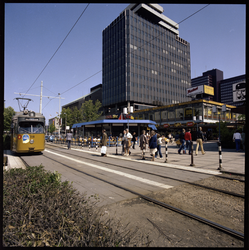 77555 Zicht op de Van Oldenbarneveltplaats met een oversteekplaats. Links de tram richting Schiedam.
