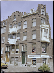 77674 Zicht op woningen in de Vijverhofstraat, nummers 153-157. Op de hoek Display Center, een winkel voor etalagemateriaal.