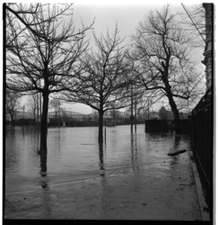 7870 Overstroming aan de Oosterkade. Uit een serie foto's over de Watersnoodramp van 1953.