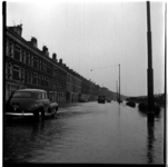 7875 Hoogwater bij de Entrepotstraat. Uit een serie foto's over de watersnoodramp van 1953.