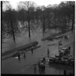 7878 Op de Westerlaan bij Het Park lopen toeschouwers langs een ingezakt en door het water deels weggeslagen stuk van ...