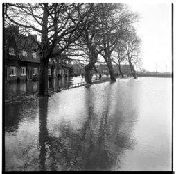 7883 De Langegeer onderwater. Uit een serie foto's over de Watersnoodramp van 1953.
