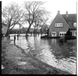 7884 Vaarzeveld, en in het midden, de Langegeer onder water. Uit een serie foto's over de Watersnoodramp van 1953.