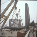 79821 Het afvoeren van een brugdeel bij de sloop van de oude Willemsbrug over de Nieuwe Maas. Rechts het ...
