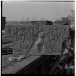 8042 Gevelsteen met de godin Pallas-Athene en haar uil van beeldhouwer Adri Blok. Gemaakt voor het Charlois Lyceum.