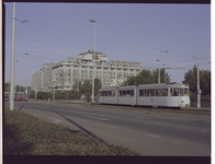 80989 Een tram op het Weena en daarachter het Groothandelsgebouw.