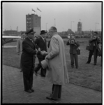 8257 Burgemeester G.E. Walsum schudt een piloot de hand terwijl de pers foto's maakt, tijdens de opening van de ...