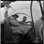 8259 Burgemeester G.E. van Walsum in een helikopter, tijdens de opening van de Heliport aan de Katshoek 10. Uit een ...
