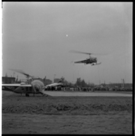 8262 Toeschouwers en helikopters tijdens de opening van de Heliport aan de Katshoek 10. Uit een serie over de Opbouwdag.