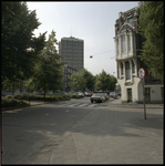 84178 De Claes de Vrieselaan, gezien in de richting van de Rochussenstraat. Op de achtergrond het GEB-gebouw. Rechts de ...