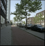 84188 De Rochussenstraat in westelijke richting, met het fietspad langs het Unileverkantoor. Langs de weg geparkeerde ...