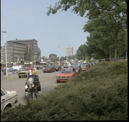 84193 Geparkeerde auto's bij de Parkhaven. De Parksluizen en het belastingkantoor aan de Puntegaalstraat op de achtergrond.