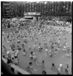8425 Zwemmers in het Sportfondsenbad aan de Van Maanenstraat, buitenbad op het binnenterrein.