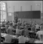 8449 Een schoolklas met leerlingen en docent in een noodschool aan het Nachtegaalplein.