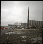 85214 Het slaan van de 1e paal van de Rotterdamse Schouwburg aan het Schouwburgplein. Op de achtergrond het ...