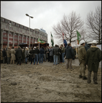 85215 Een drukte van mensen bij het Schouwburgplein tijdens het slaan van de 1e paal van de Rotterdamse Schouwburg. Op ...