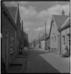 8547 Woningen en bewoners in de Dorpsstraat. Links een vrouw met kinderwagen.