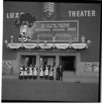 8562 Voorzijde van het Luxor Theater aan de Kruiskade, waarschijnlijk met enkele personeelsleden in oude kostuums van ...