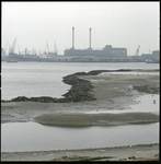 88121 Zicht op de gedeeltelijk demping (rechts) van de 2e Katendrechtse Haven. In het midden de Nieuwe Maas.