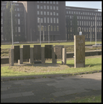 88500 Zicht op het oorlogsmonument van de Koninklijke Rotterdamsche Lloyd tussen de Parksluizen en het Droogleever ...