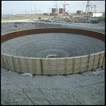 88584 Zicht op de bouw van een silo in de beginfase bij de GEB-centrale op de Maasvlakte.