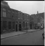 8870 Woningen geselecteerd voor renovatie of sloop aan de Meermanstraat. Op de achtergrond wordt een huis leeg gehaald.