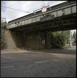 89747 Overzicht van de grens van de Bergweg en de Straatweg onder het viaduct van de spoorweg.