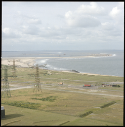 89852 Overzicht van de Maasvlakte vanaf een hoger gelegen punt. Op de achtergrond de Noordzee.