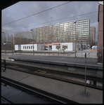90779 Overzicht van het Metrostation Romeynshof bij de Dawesweg. Op de achtergrond enkele flatgebouwen.
