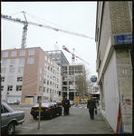 91425 Zicht op werkzaamheden voor de bouw van de Rotterdamse Schouwburg aan het Schouwburgplein, vanaf de Joost ...