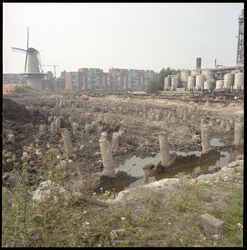 92089 Overzicht van het terrein bij de Waaldijk en de Middenkous, met op de achtergrond molen De Distilleerketel.