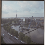92198 Panorama van de Coolhaven met de aanleg van een zinker, en op de voorgrond de G.J. de Jonghweg. In het midden de ...