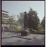 92329 Zicht op de sculptuur en oorlogsmonument 'Ongebroken Verzet (1965) van Hubert van Lith op het het Kruisplein, op ...