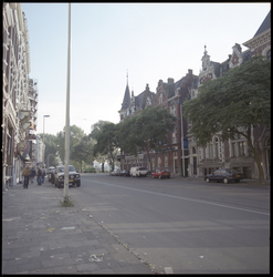 92363 Zicht op de Scheepstimmermanslaan met aan weerskanten woningen en rechts de Van Vollenhovenstraat.