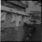 9308 Een werkman tijdens werkzaamheden voor de restauratie aan de Grote of Sint-Laurenskerk aan de Sint-Laurensplaats.