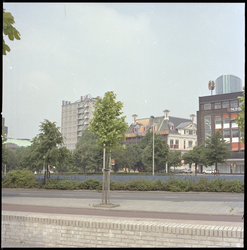 93639 Zicht op de Blaak en in het midden de Korte Hoogstraat met het Schielandshuis dat gerestaureerd wordt. Links het ...