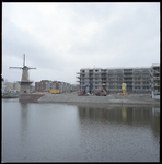 94326 De Middenkous met de bouw van woningen aan de Lelyboskade en links molen de Distilleerketel.