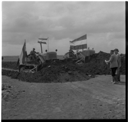 9441 Buldozers maken het terrein klaar voor de aanleg van Vliegveld Zestienhoven in de polder Schieveen.