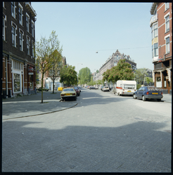 94784 De Rosier Faassenstraat, met links café Het Centrum en rechts Café Bospolder met een caravan langs de stoep. ...