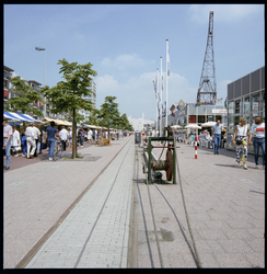 94840 Mensen wandelen langs kraampjes en horeca op de Schiedamsedijk, bij het Maritiem Buitenmuseum. Op de achtergrond ...