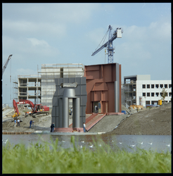 95112 Aanleg van de architectonische watersculptuur 'Sjatoodoo' van Kees Verschuren in het Brainpark. Op de achtergrond ...