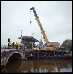 95322 Met een mobiele hijskraan op een ponton wordt het brugdek ingehesen tijdens het herstel van de Hoge Brug over de ...