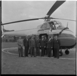 9585 Bezoek van een delegatie aan de Heliport Rotterdam bij een helikopter van de Belgische luchtvaartmaatschappij Sabena.