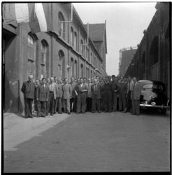9622 Groepsportret met personeel van de gasfabriek Kralingen bij de Oudedijk en de Lusthofstraat.