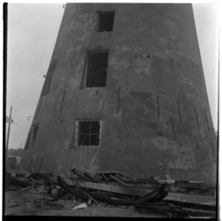 9656 De molenstomp van molen De Noord, na de brand van 28 juli 1954, op het Oostplein.